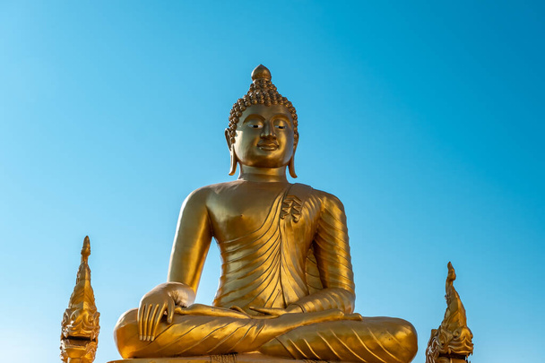 Sedící socha Buddhy, sedící zlatá socha Buddhy nebo socha - Fotografie, Obrázek