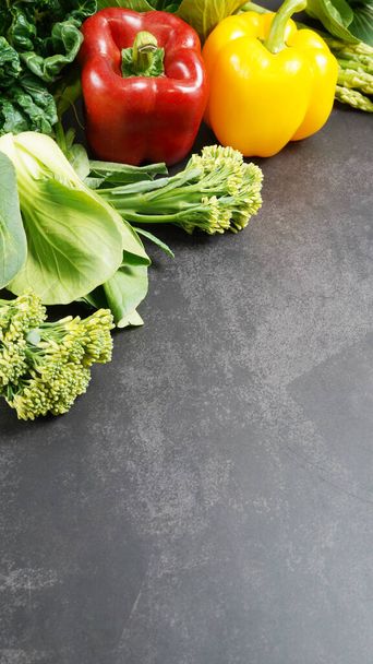 Fondo de verduras en la mesa, concepto de comida saludable vista superior
. - Foto, imagen
