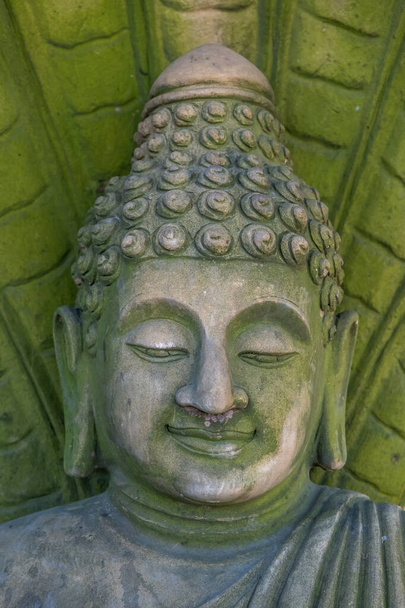 Misztikus Buddha szobor arca, az ősi kő Buddha szobor arca. - Fotó, kép