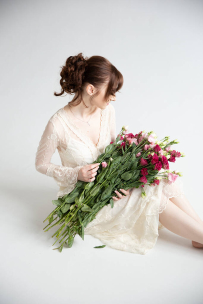 girl with a bouquet of flowers - Фото, зображення
