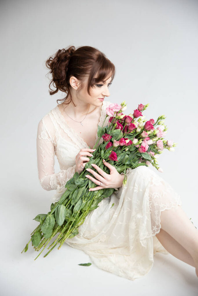 girl with a bouquet of flowers - Foto, Imagem