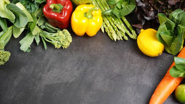 テーブルの上の新鮮な有機野菜の背景、健康的な食品のコンセプトトップビュー. - 写真・画像