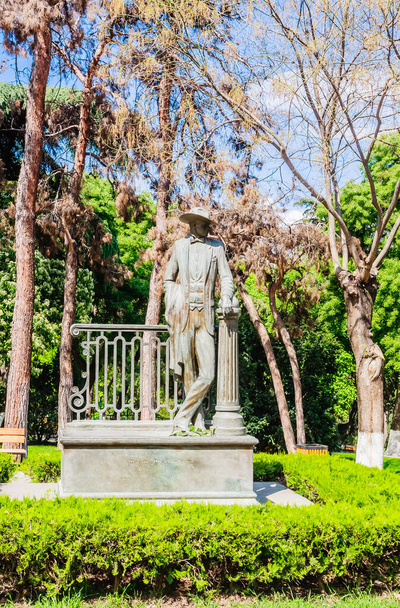 Estatua de escultura de bronce del pintor Lado Gudiashvili en sombrero de ala ancha en 9 de abril Park Tbilisi Georgia
. - Foto, imagen
