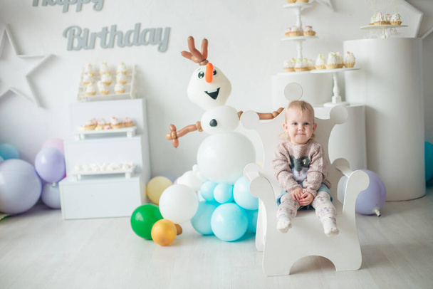 Jolie petite fille avec des gâteaux d'anniversaire à une fête d'enfants avec des ballons. Fête d'enfants. Ballons
 - Photo, image