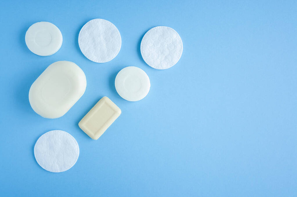 Composition of soap and cotton pads top view. Self hygiene against bacteria and viruses. Compliance with hygiene and sterility to combat coronavirus. - Φωτογραφία, εικόνα