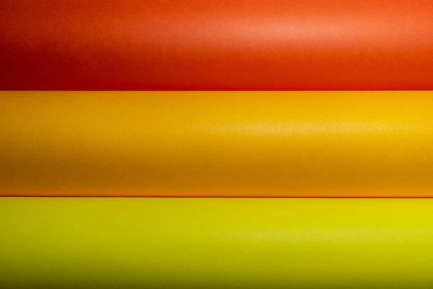 Plan plein cadre de tubes en papier laminés multicolores
. - Photo, image