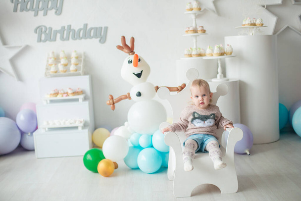 Cute little  girl  with birthday cakes at a children's party with balloons. Children's party. Balloons - Foto, afbeelding