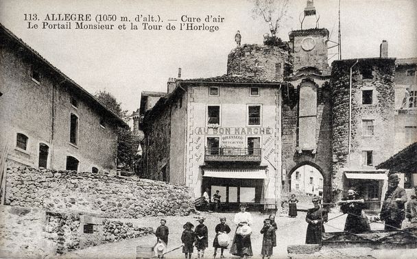 vieille carte postale d'Allegre, la tour de l'horloge
 - Photo, image