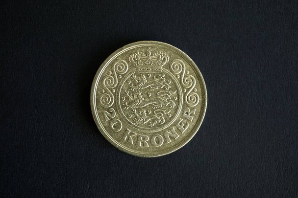 Reverso da moeda dinamarquesa de 20 coroas no fundo preto. Moeda e Economia da Dinamarca. Fotografia de alta resolução
. - Foto, Imagem