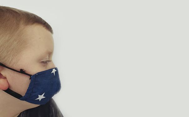 Портрет мальчика в защитной маске
 - Фото, изображение