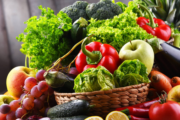 Composition avec divers légumes et fruits biologiques
. - Photo, image