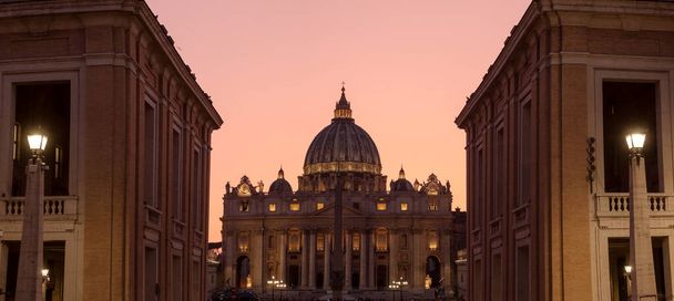 Kilátás a Szent Péter bazilikára Rómában, Vatikán, Olaszország - Fotó, kép