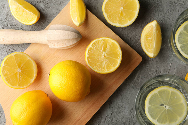 Složení s limonádou a citrony na šedém pozadí - Fotografie, Obrázek