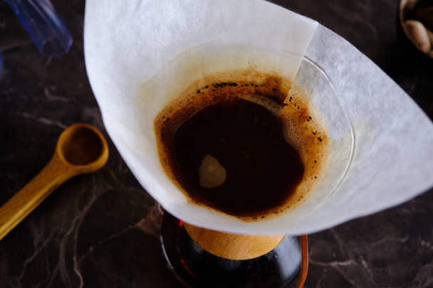 Zubereitung spezieller Brühfilterkaffee zu Hause, schwarzer Kaffeeaufbrüh. Konzept für das Kaffeebrühen zu Hause. - Foto, Bild