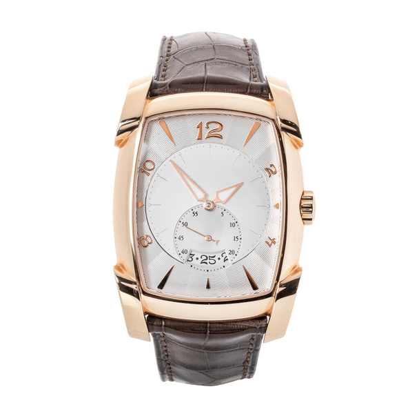Luxusní růžové zlaté hodinky izolované na bílém. Klasické hodinky s ročním kalendářem a hladkým rámečkem. Přední pohled automatické náramkové hodinky s hnědým koženým páskem - Fotografie, Obrázek