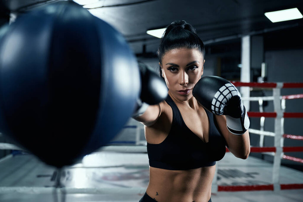 Woman fighting in boxing gloves. - Foto, afbeelding