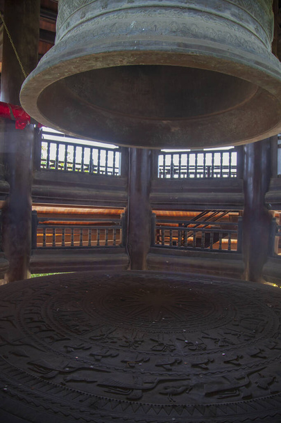白ディンパゴダ-ニンビンの大規模かつ美しい寺院複合体,ベトナム,大きな鐘. - 写真・画像
