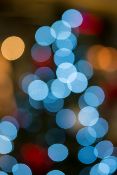 abstraktní vánoční strom světla a vánoční koule bokeh na pozadí - Fotografie, Obrázek