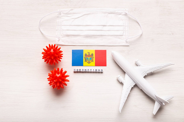 Repülőgép modell és arc maszk és zászló Moldova. Coronavirus-járvány. Repülési tilalom és zárt határok a turisták és utazók számára a Coronavirus covid-19 Európából és Ázsiából. - Fotó, kép