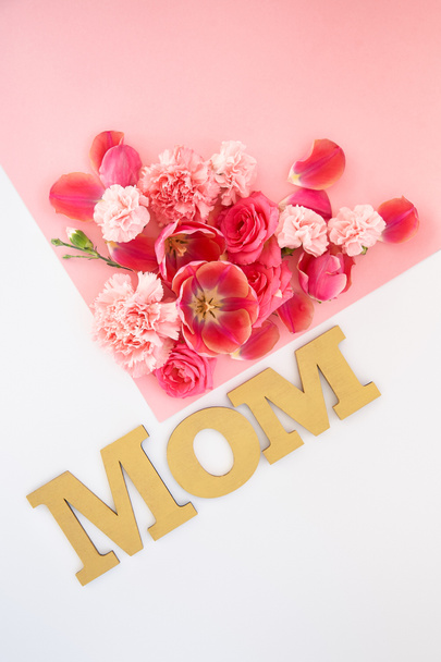 top view of flowers and mom lettering on pink and white background - Valokuva, kuva