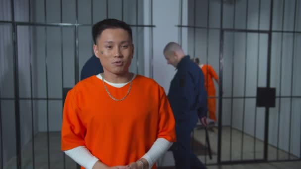 Junger Häftling erzählt vom Überleben im Gefängnis. Mittlerer Schuss - Filmmaterial, Video