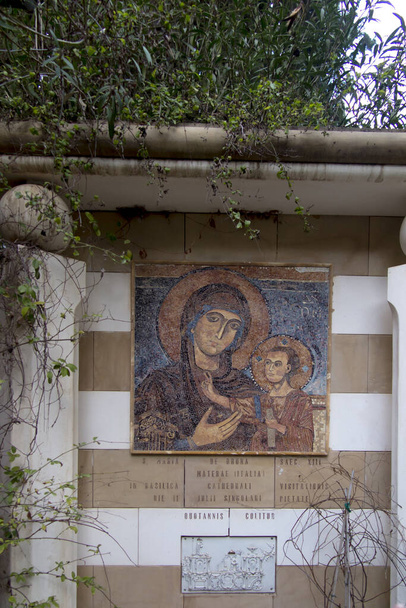 Κεραμικό πλακάκι του Μεγαλοπρεπή, η προσευχή που ψάλλει η Παναγία σε αυτό το σημείο, η εκκλησία της επίσκεψης στο Ein Kerem, κοντά στην Ιερουσαλήμ. Επισκεπτόταν την ξαδέλφη της Ελίζαμπεθ - ψηφιδωτό - Φωτογραφία, εικόνα