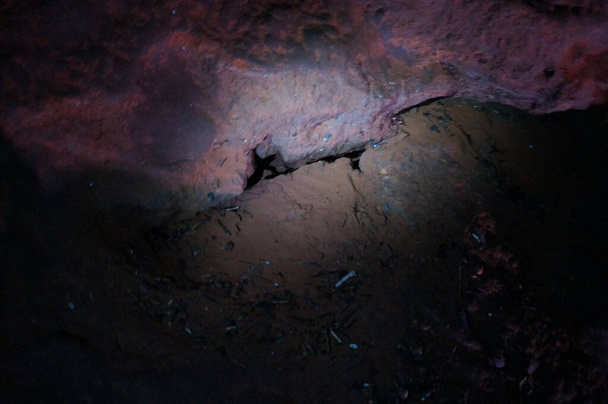 石の上の光。ロルトゥン洞窟、マヤ語で-花の石。メキシコのマヤの神聖な洞窟の一つ. - 写真・画像