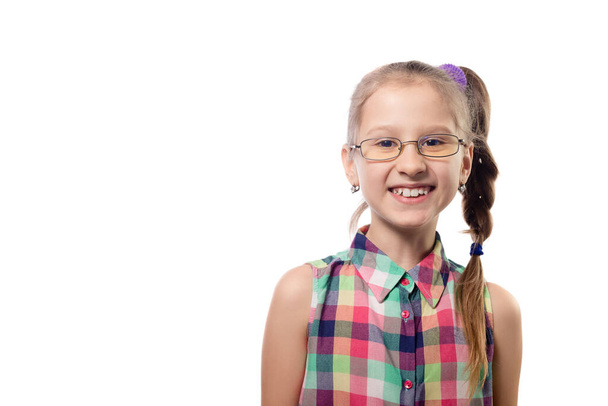 Маленька мила дівчинка в окулярах позує на білому тлі. Дитина з поганим зором
 - Фото, зображення