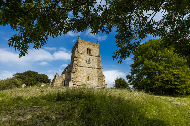 Walesby, Lincolnshire, Egyesült Királyság, 2017. július, View of Walesby Church in the Lincolnshire Wolds - Fotó, kép