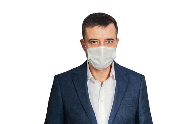 Tıbbi maske takmış endişeli bakışları olan bir iş adamı. Koronavirüs enfeksiyonu kapma riski var. Beyaz bir arkaplanda izole edilmiş - Fotoğraf, Görsel