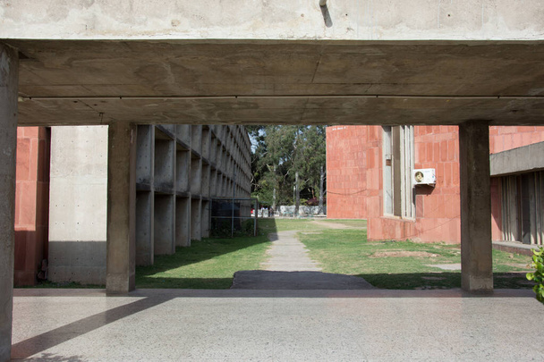 Ampla passagem sob teto de concreto com piso terrazzo
 - Foto, Imagem