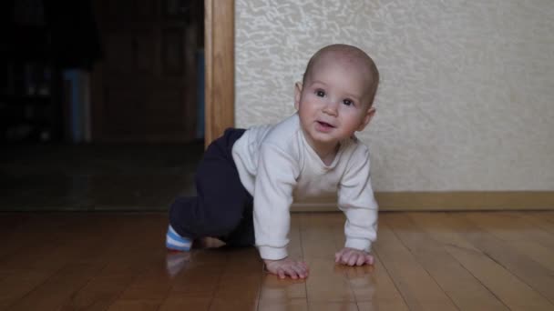 Funny Cheerful Caucasian Baby Learns To Crawl On All Fours On The Floor In House - Felvétel, videó