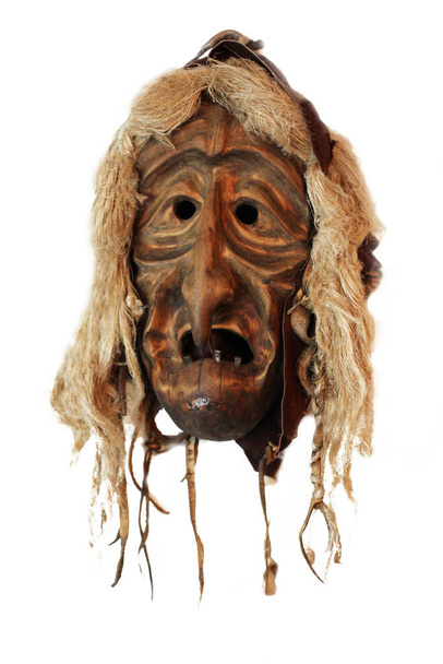 Litumańska sztuka ludowa - tradycyjne drewniane maski diabły, konie, wojownicy, szamani, wiedźmy, duchy i zwierzęta, takie jak wilk i koza. - Zdjęcie, obraz