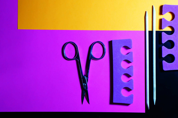Sada nástrojů pro manikúru a pedikúru v barvě. Nástroj pro péči o nehty Krása koncepce - Fotografie, Obrázek