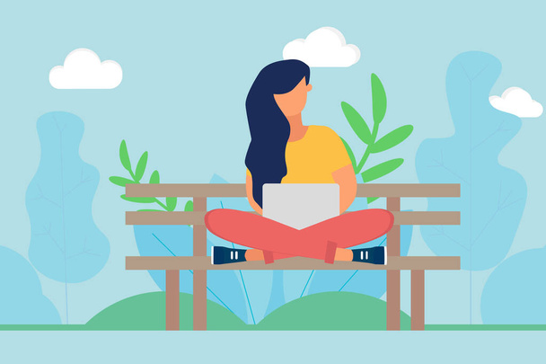 Mädchen auf einer Parkbank bei der Arbeit an einem Laptop im Frühlingstag. Eine Frau sitzt mit gekreuzten Beinen auf der Bank. Funktionierendes Outdoor-Konzept. Flache Designvektorillustration - Vektor, Bild
