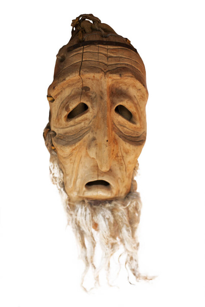 Arte popular lituano máscaras de madera tradicionales diablos, caballos, guerreros, chamanes, brujas, espíritus y animales como el lobo y la cabra
. - Foto, Imagen