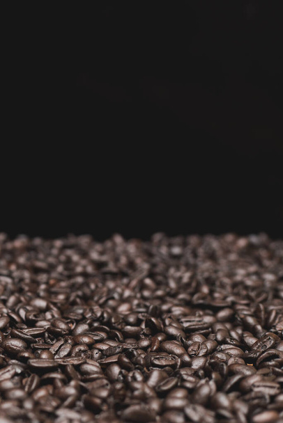 Roasted dark coffee beans background  - Foto, afbeelding