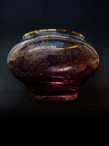 vaso de vidro moderno isolado no fundo preto, vaso decorado colorido, elemento decorativo, presente, empoeirado, sem buquê, decoração de design, vidro
 - Foto, Imagem