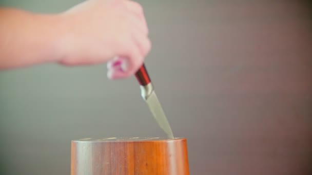 Het mes op een houten messenhouder leggen - Video