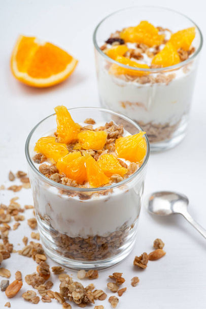 Repas santé à base de granola, yaourt et fruits. Délicieux repas pour le petit déjeuner
.  - Photo, image