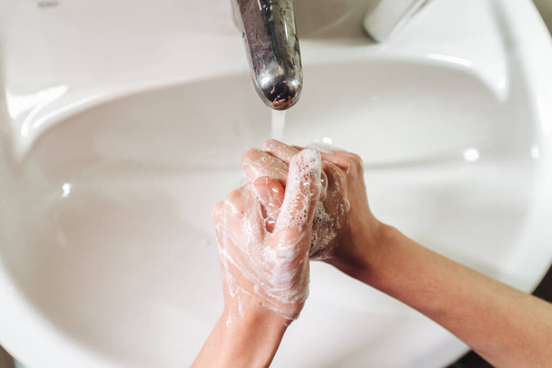 Man handen wassen om te beschermen tegen het coronavirus - Foto, afbeelding