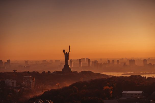 Monumento a la Madre Patria al atardecer. En Kiev, Ucrania
. - Foto, Imagen