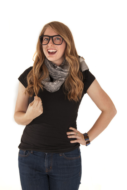çekici bir genç kadın siyah gözlük ve eşarp takıyor - Fotoğraf, Görsel