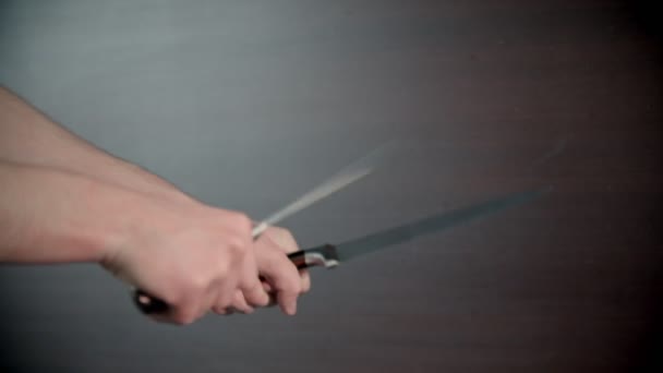 Una persona che affila coltelli tra loro all'interno
 - Filmati, video