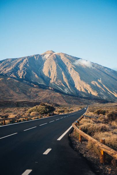 İspanya 'nın Tenerife adasındaki volkana giden yol - Fotoğraf, Görsel