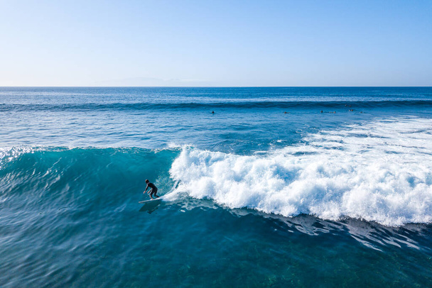 Surfista monta em uma onda. Onda do Oceano Atlântico. Água tropical quente
. - Foto, Imagem