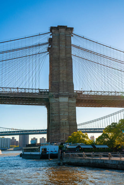 Brooklyn Bridge in the early morning viewed from Brooklyn Bridge park with a Manhattan view in the background. - 写真・画像