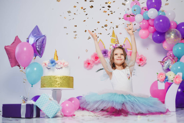 Unicorn Girl throws confetti. Idea for decorating unicorn style birthday party. Unicorn decoration for festival party girl - Valokuva, kuva