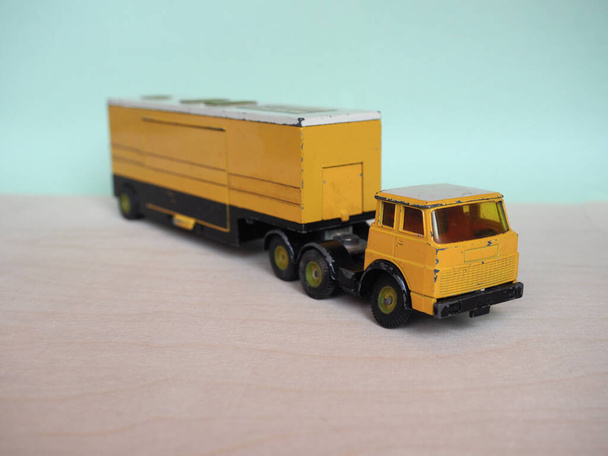 Vintage mittakaavassa malli keltainen kuorma valikoiva painopiste. Nivelajoneuvo traktorin ja perävaunun kanssa
. - Valokuva, kuva