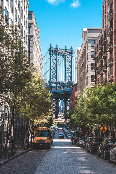 New York, USA. May 10, 2019.  Terrific view of the Manhattan bridge from the narrow street of Brooklyn. - Foto, Imagem